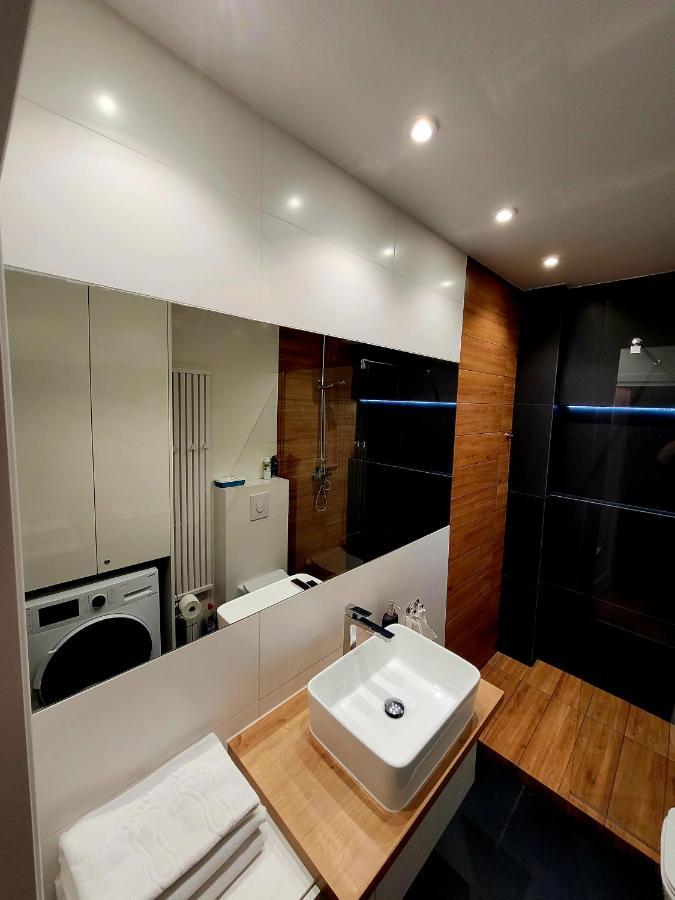Apartament By The Way Appartamento Breslavia Esterno foto