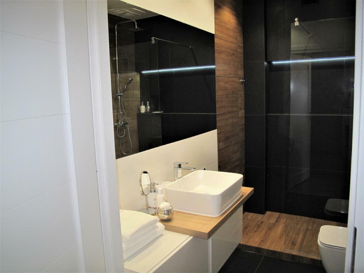 Apartament By The Way Appartamento Breslavia Esterno foto