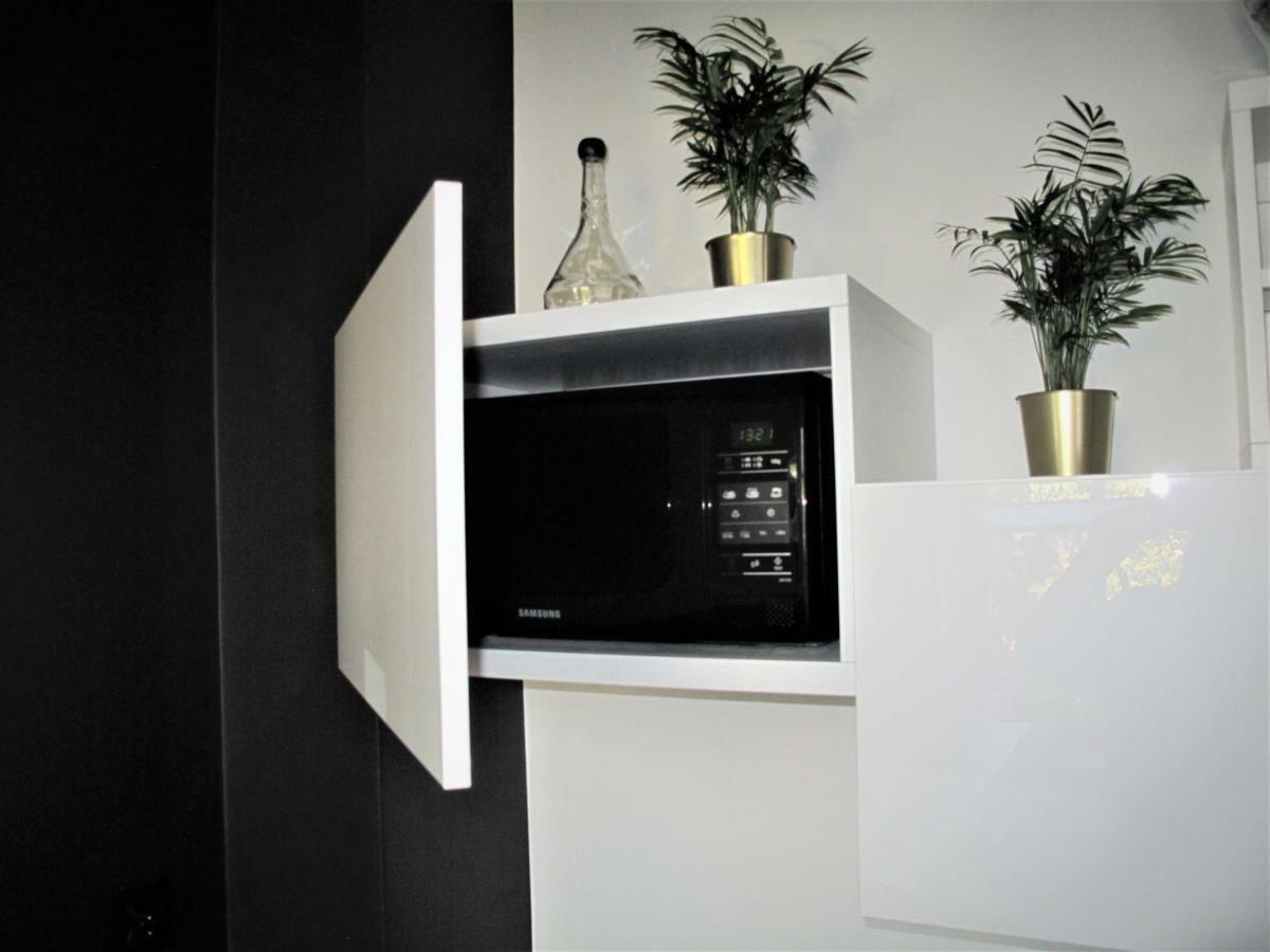 Apartament By The Way Appartamento Breslavia Esterno foto