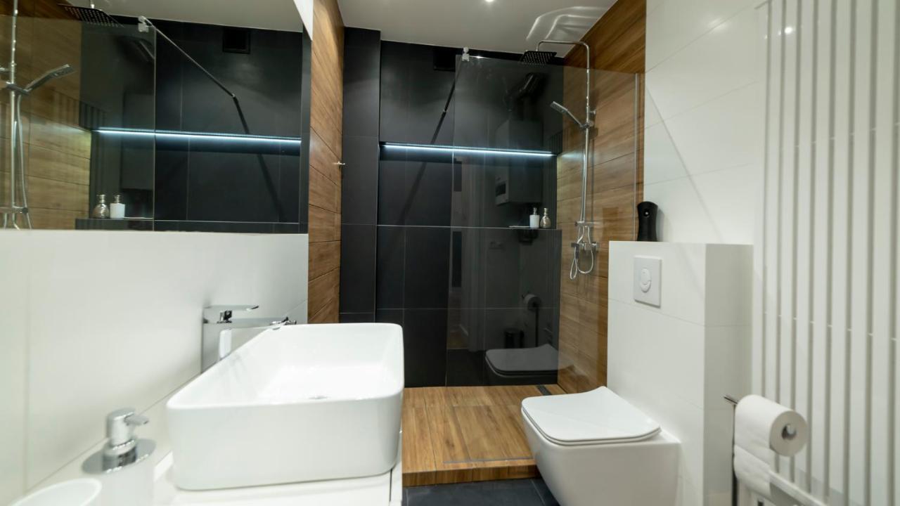 Apartament By The Way Appartamento Breslavia Esterno foto